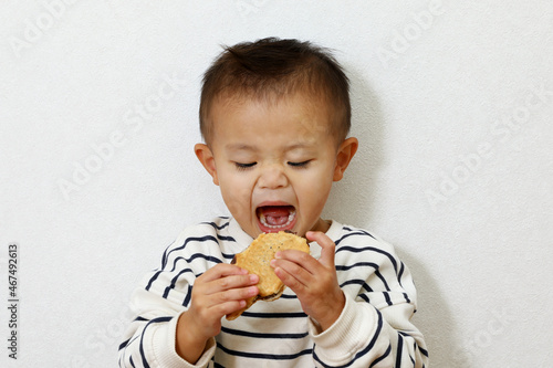 たい焼きを食べている可愛い男の子。