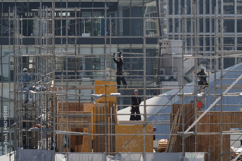 ビルの建設現場の様子　足場を組んでいる　東京、赤坂5丁目の街の風景　赤坂駅前、一ツ木通り、赤坂通り、三分坂、円通寺坂がある。台地の下の部分には住宅街あ広がる。放送局の建物がランドマークタワーとなっている。　赤坂、港区、東京、日本
