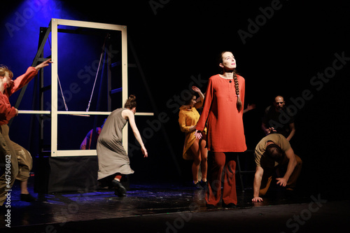 Foto Actors and actresses perform a modern performance on the stage of the theater