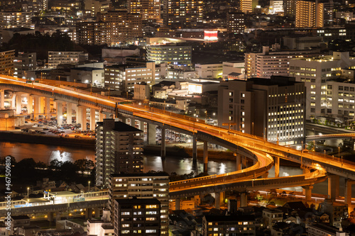広島の高速道路と街の夜景  © tennen