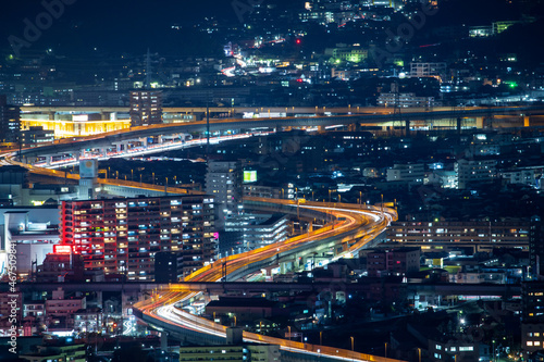 広島市の高速道路と街並みの夜景 © tennen