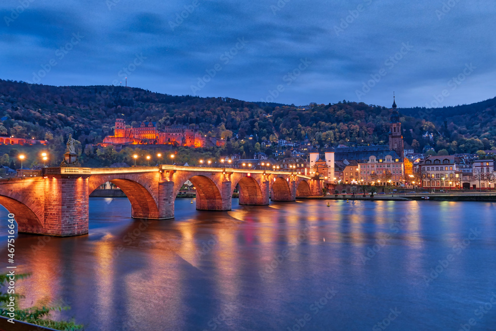 Historische Brücke und Schloss in Heidelberg bei Nacht