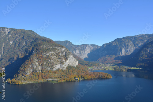 Blick   ber den fjordartigen Hallst  ttersee nach Obertraun