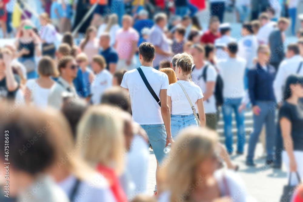 Obraz premium Crowd of people with men and women on busy city street