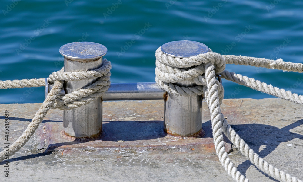 Fototapeta premium the rope and bollard