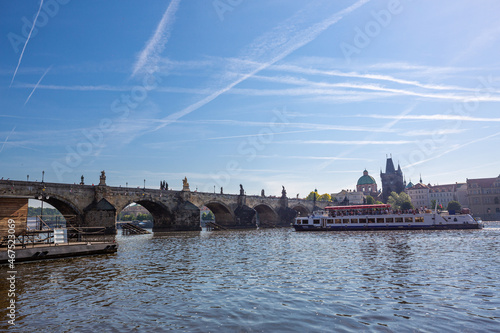 Wallpaper Mural 까를교아래서 Torontodigital.ca