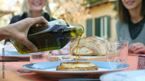 Bruschetta di pane condita con olio di oliva.
Tipico antipasto della cucina italiana, con olio extravergine di oliva photo