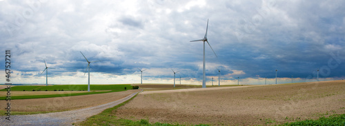 Foto Felder mit Windmühlen, ökologische Stromgewinnung, Panorama