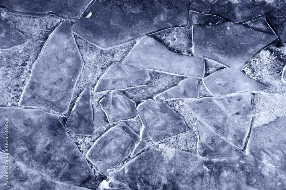Obraz premium Geometric patterns in freezing ice