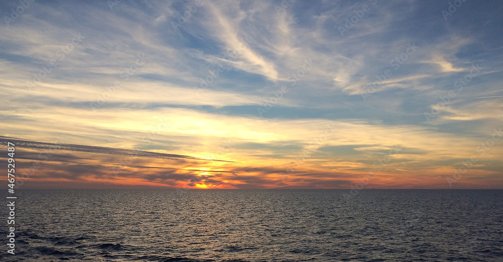 Obraz premium Dramatic sky, sunset in the ocean