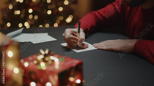 Ragazzo scrive lettera a Babbo Natale photo