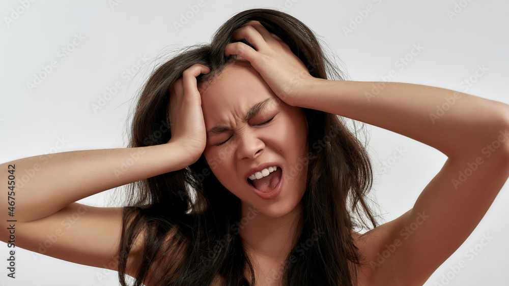 Obraz premium Asian young woman scream relieve negative emotions