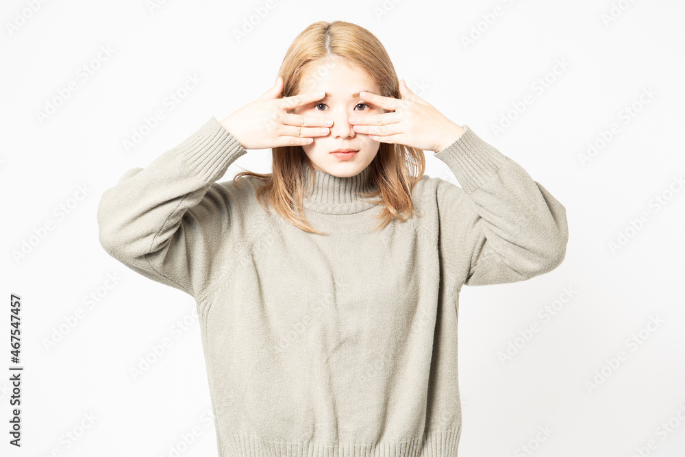 目を隠すセーターを着た若い女性 目を隠すセーターを着た若い女性