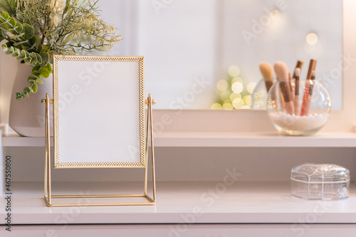 Φωτογραφία Table mirror on dressing table with make up accessories