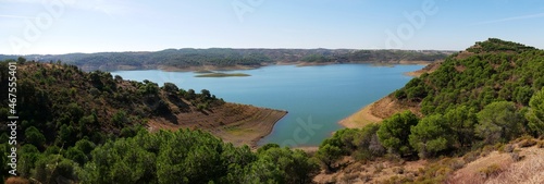 Photo panoramique du lac de retenu du barrage de l'Odeleite région de l'Algarve Portugal