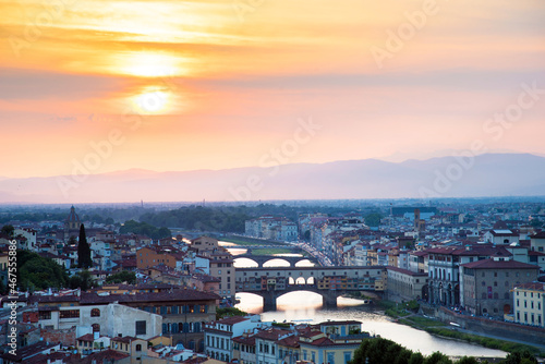 Obraz na płótnie Famous bridges over the Arno river in Florence, Italy, at the dawn of the sun. Fantastic romantic landscape. w salonie