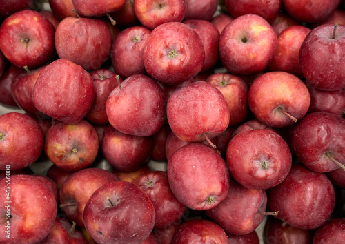 Red apple texture  lots of green apples. Bunch of red delicious apples in a box in supermarket. 