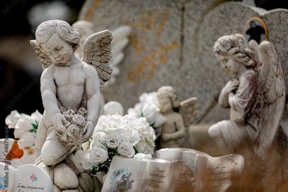 Angel sculptures on gravestone in the cemetery Angel sculptures on gravestone in the cemetery
