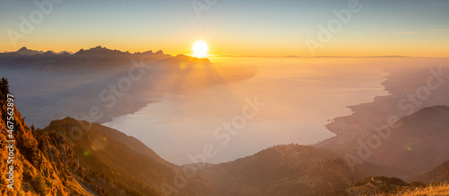 Obraz na plátně Coucher de soleil sur le lac Léman en Europe