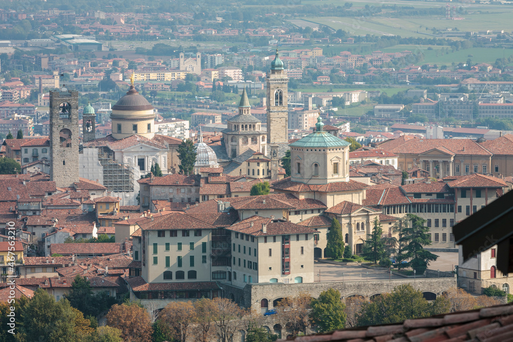 Bergamo Alta, Lombardia. Piazza Vecchia con la cupola del Duomo di Sant' Alessandro, la basilica di Santa Maria Maggiore, la Cappella Colleoni con cupola e il Campanone