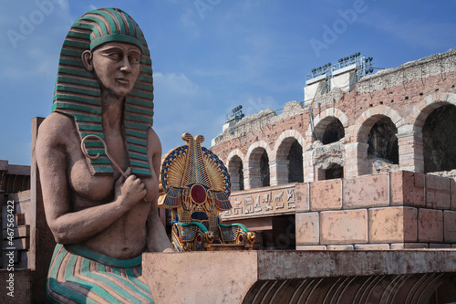 Verona. Figura di allestimento dell'opera opera lirica di Aida davanti all' Arena photo