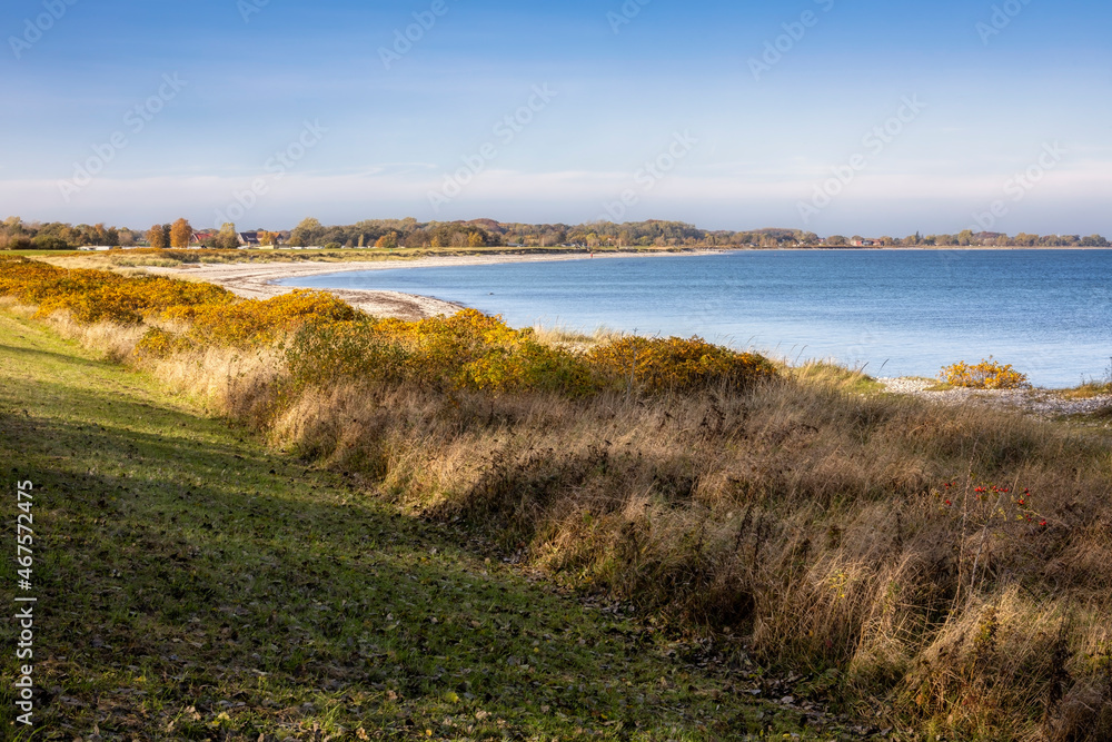 Küstenlinie der Ostsee bei Maasholm-Bad in der Nähe der Schlei / Schleimündung im Oktober 2021