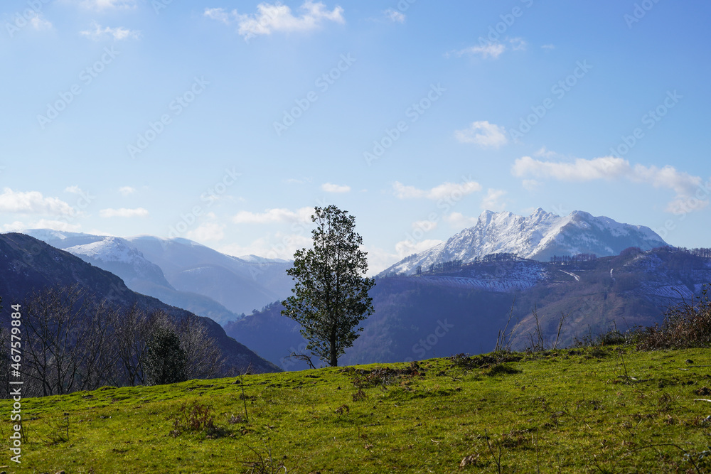 Pyrénées basques sous la neige