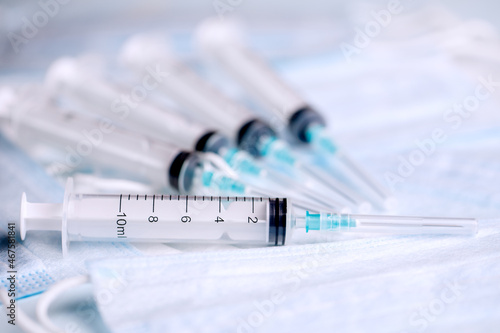 Konstfotografi Five medical syringes are on the table