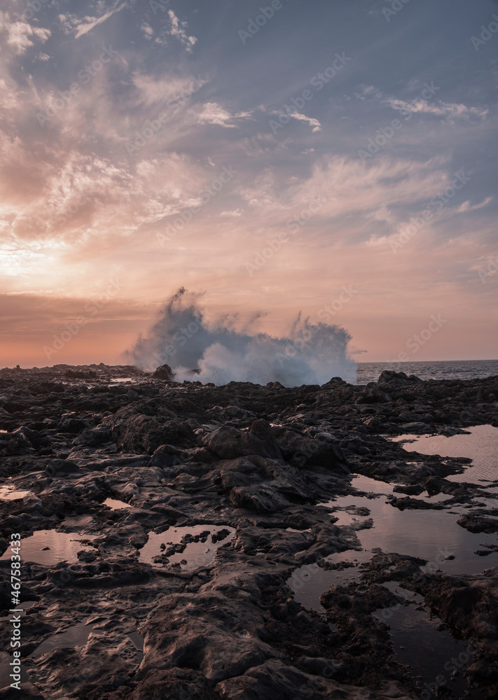 Fototapeta premium Breaking wave.