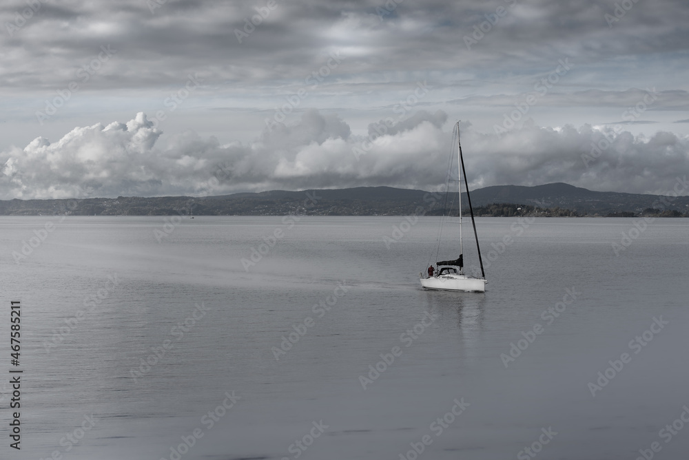 samotna łódź na morzu - obrazy, fototapety, plakaty 