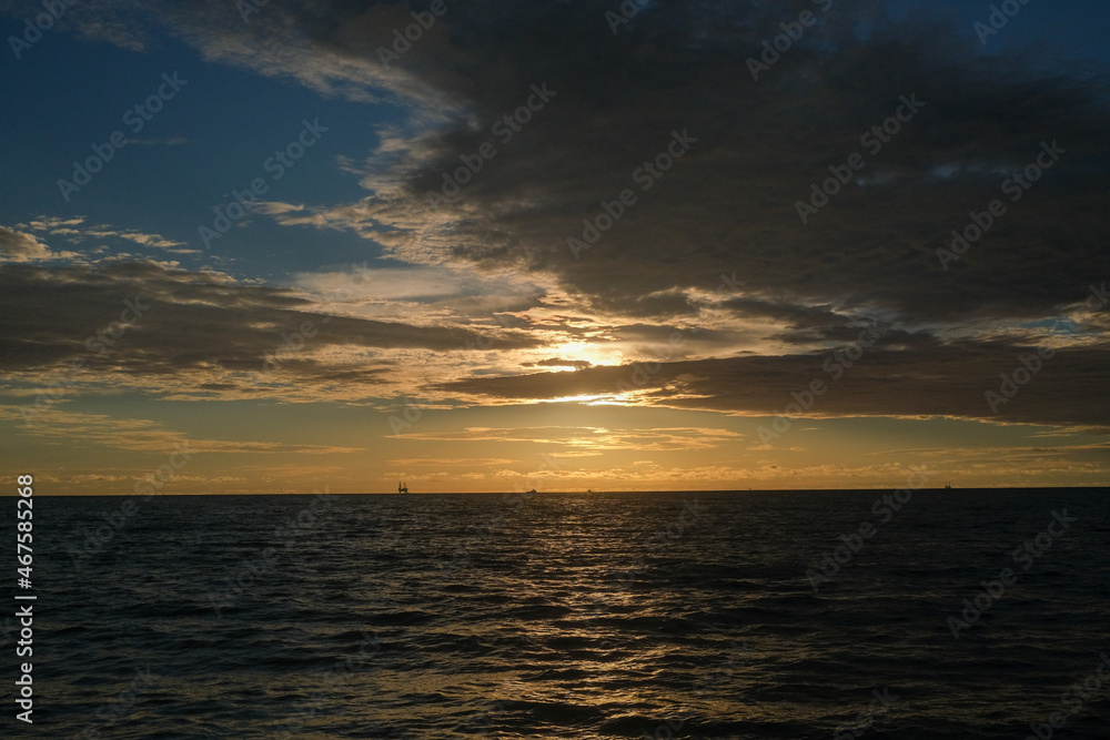 Coucher de soleil sur l'Atlantique Sud au Cameroun Coucher de soleil sur l'Atlantique Sud au Cameroun