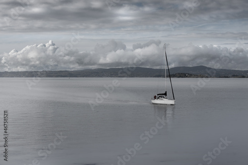samotna łódź na morzu