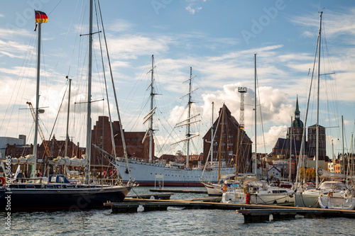 Hafen Kornspeicher Stralsund mit großem Segelschiff
