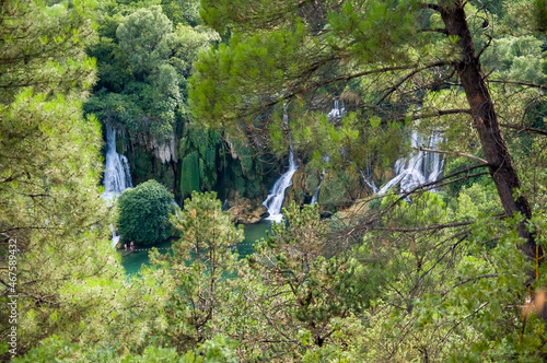 Fototapeta Naklejka Na Ścianę i Meble -  Jezioro i wodospady w otoczeniu bujnej roślinności