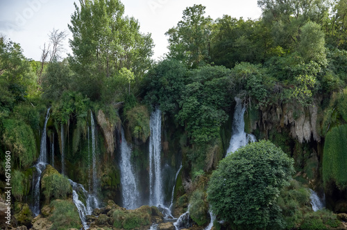 Fototapeta Naklejka Na Ścianę i Meble -  Wodospady w otoczeniu bujnej roślinności