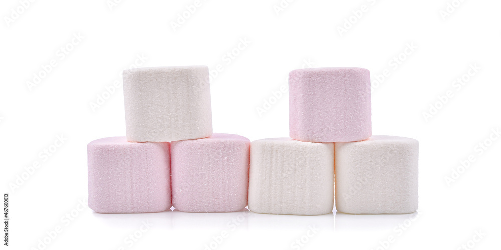 Obraz premium Marshmallows isolated on white background.