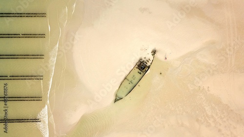 Schiffswrack bei Ebbe an einem Strand aus der Vogelperspektive, Lord Grey, Opalküste, Frankreich, Luftbild photo