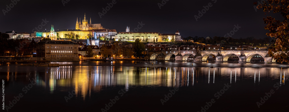 Fototapeta premium Prag bei Nacht Panorama