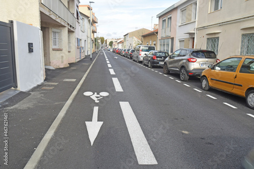 Signalisation au sol, rue à sens unique pour les voitures avec contresens pour les vélos. photo