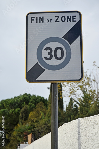 Panneau de signalisation fin de zone à vitesse limitée à 30 kilomètres-heure.