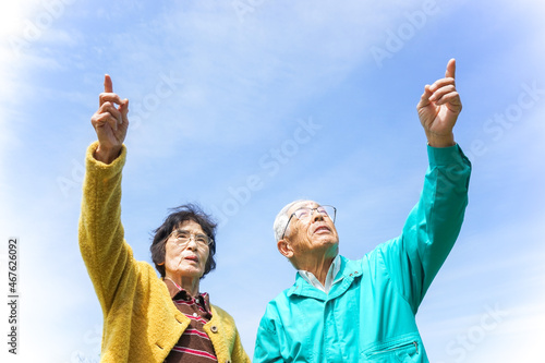 空を指差す高齢夫婦