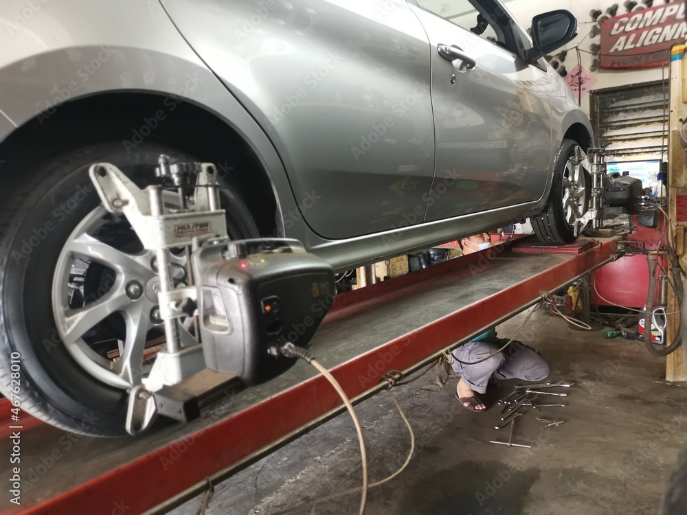 Wheel alignment machine employs diagnostic systems that are used to