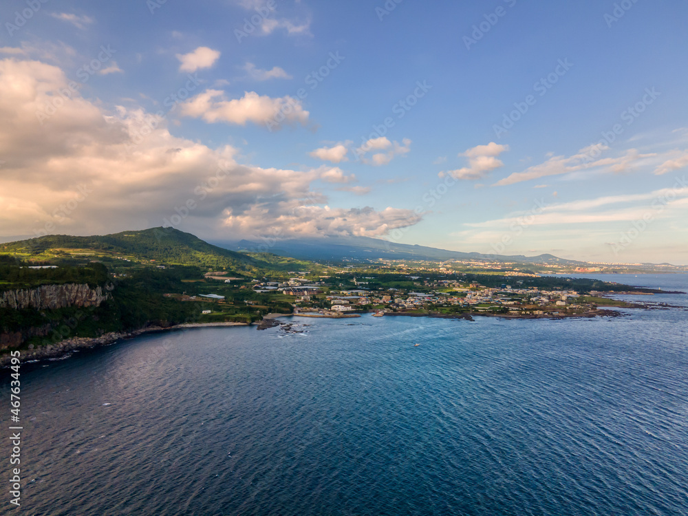 산과 바다가 보이는 해안가 마을을 항공촬영 하였다. 