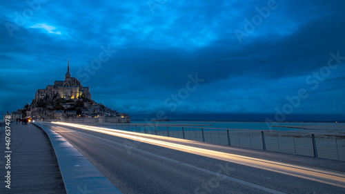 Le mont Saint Michel à l'heure bleue avec des phares de voitures en pose longue
