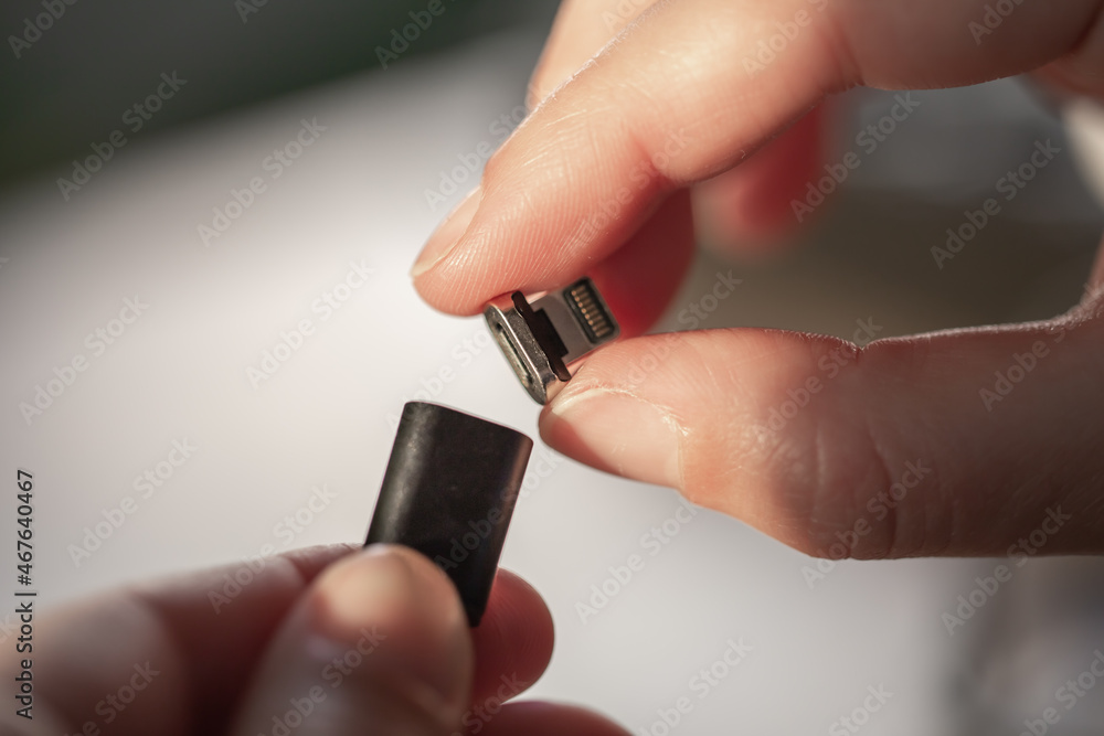 The usb cable is collapsible with a magnetic attachment in hand. The usb cable is collapsible with a magnetic attachment in hand.