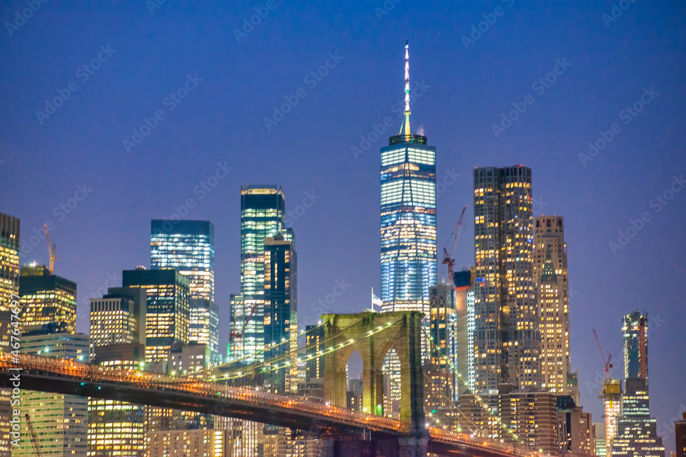 Obraz premium The Brooklyn Bridge and Lower Manhattan at night, NYC.