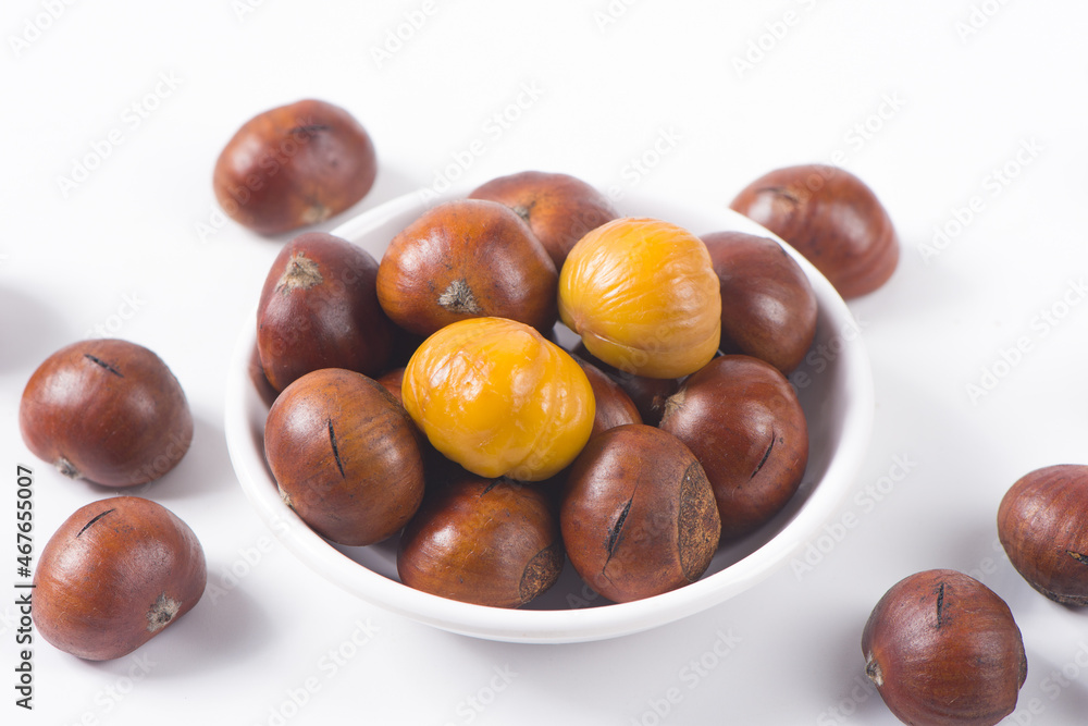 Obraz premium Close-up Chestnuts with peeled isolated on white background.