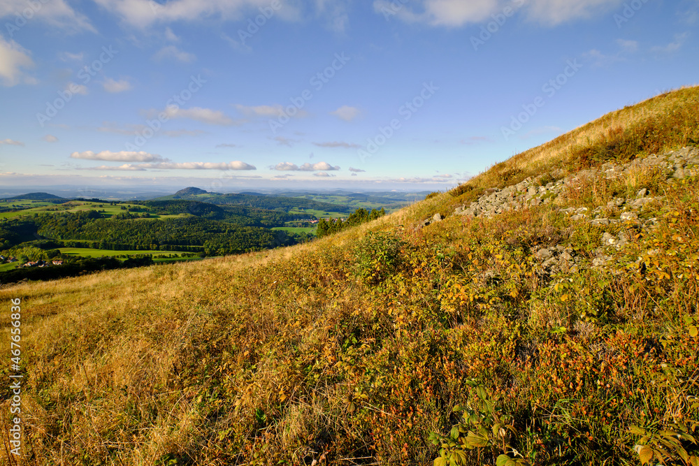 Blick von der Abtsrodaer Kuppe zur Milseburg in der Rhön im Herbst, Biosphärenreservat Rhön, Hessen, Deutschland. Blick von der Abtsrodaer Kuppe zur Milseburg in der Rhön im Herbst, Biosphärenreservat Rhön, Hessen, Deutschland.