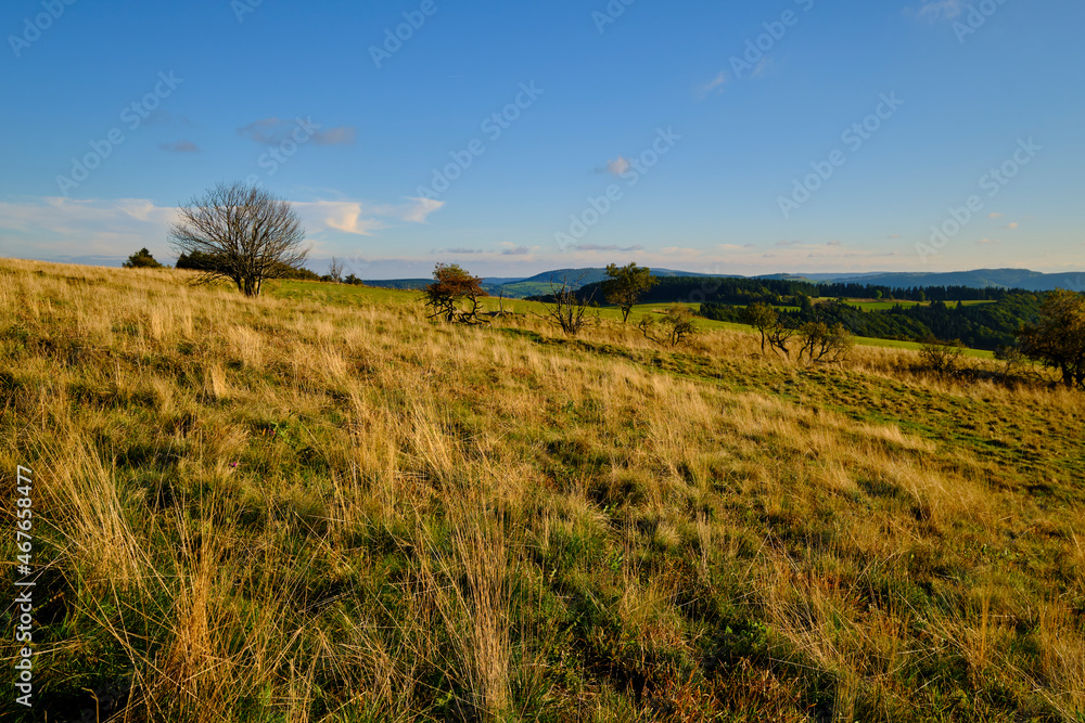 Die Wasserkuppe, der höchste Berg der Rhön im Herbst, Biosphärenreservat Rhön, Hessen, Deutschland. Die Wasserkuppe, der höchste Berg der Rhön im Herbst, Biosphärenreservat Rhön, Hessen, Deutschland.
