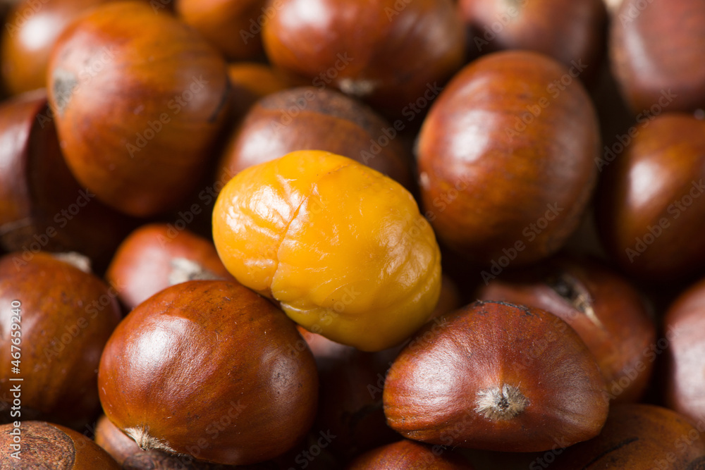 Obraz premium Close-up Chestnuts with peeled isolated on white background.